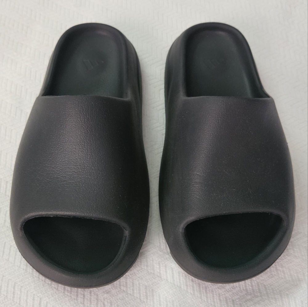 Yeezy Slides Size 8 Dark Gray